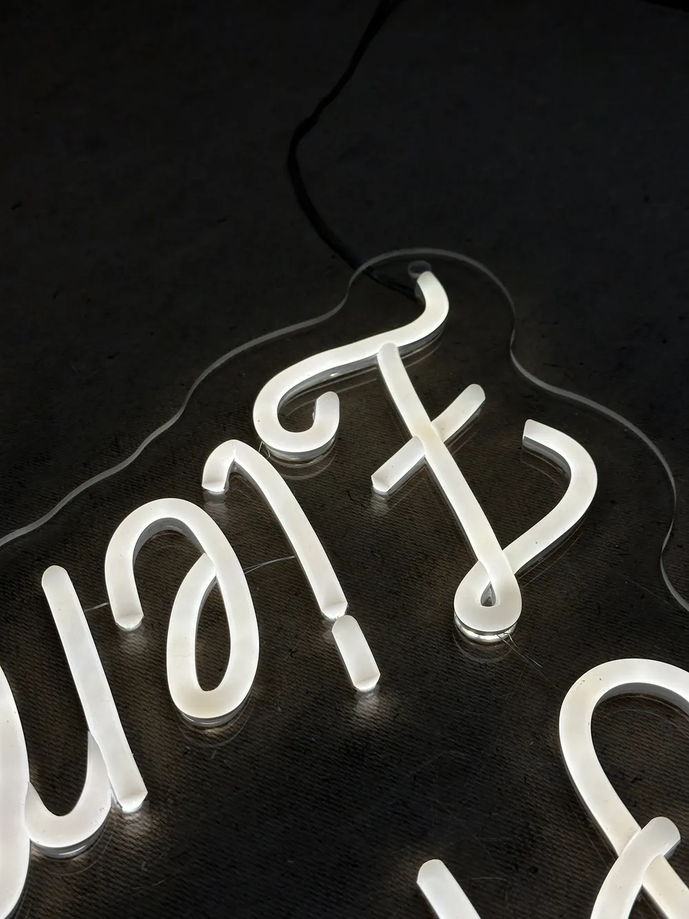 Economy LED neon: dimmer areas at the ends of letters
