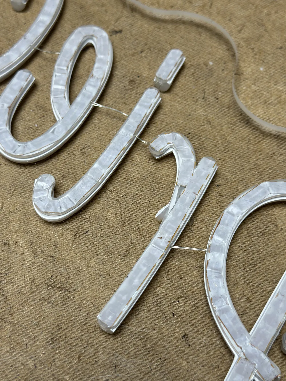 Economy LED neon: back of the sign, detail 1